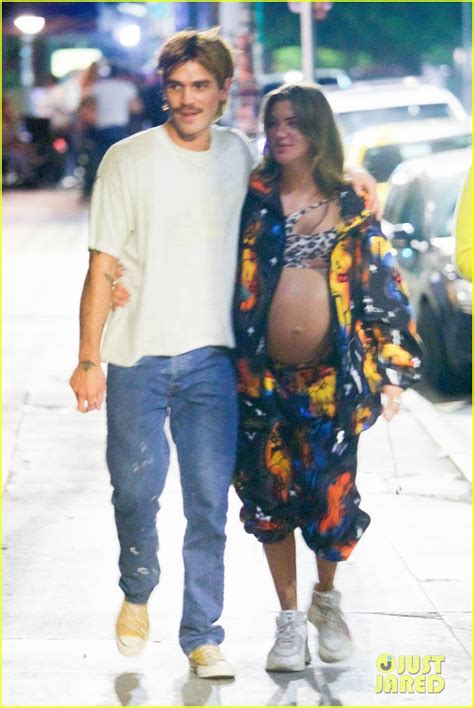 KJ Apa and Clara Berrys 1st Son: Photos of Baby。